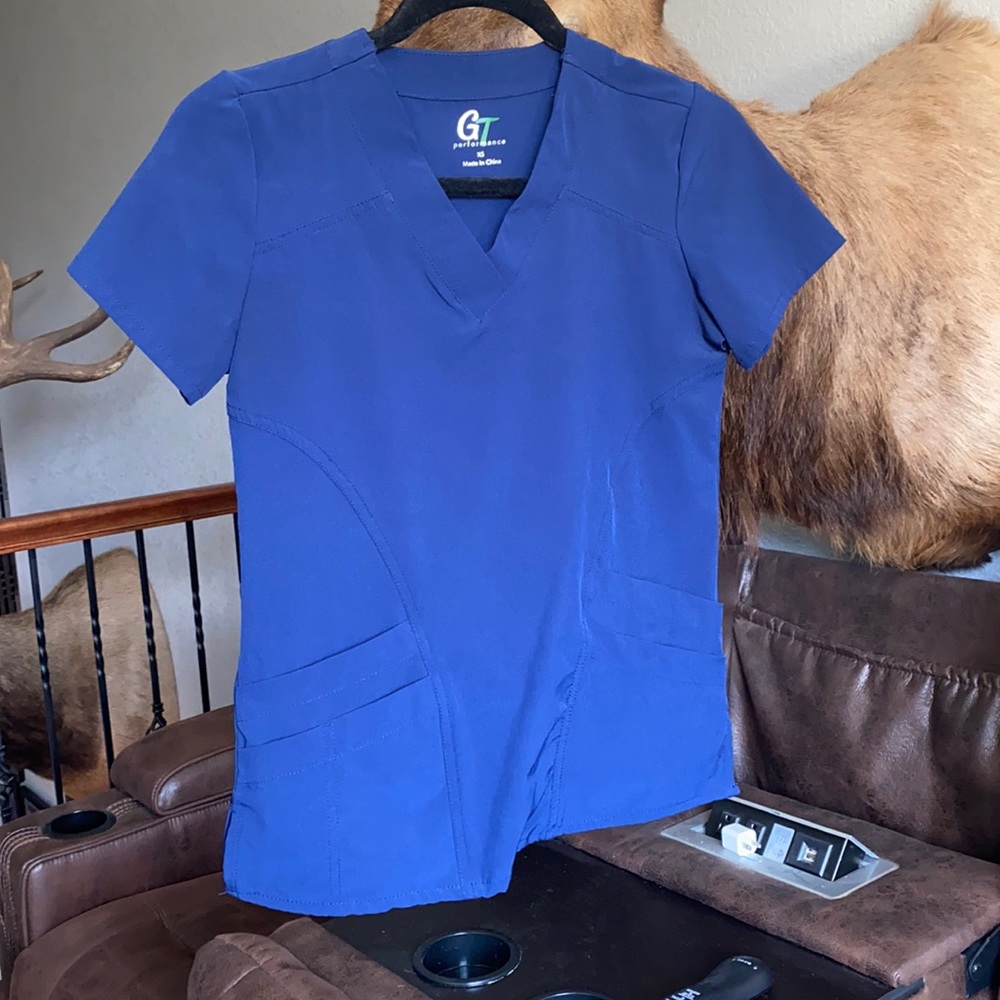 GT Performance scrub top